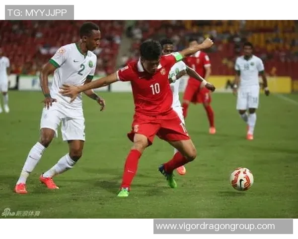 足球明星之间的交流与默契探讨如何通过语言塑造团队精神与竞技表现